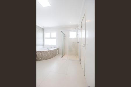 Casa de condomínio para alugar com 672m², 5 quartos e 6 vagas Casa de condomínio para alugar com 672m², 5 quartos e 6 vagasBanheiro da Suíte 1