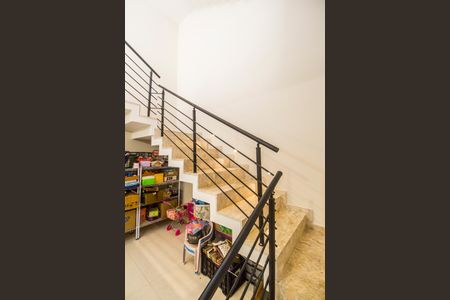 Casa de condomínio para alugar com 672m², 5 quartos e 6 vagas Casa de condomínio para alugar com 672m², 5 quartos e 6 vagasEscada