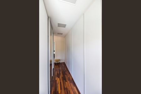 Casa de condomínio para alugar com 672m², 5 quartos e 6 vagas Casa de condomínio para alugar com 672m², 5 quartos e 6 vagasCloset da Suíte 1