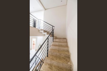 Casa de condomínio para alugar com 672m², 5 quartos e 6 vagas Casa de condomínio para alugar com 672m², 5 quartos e 6 vagasEscada