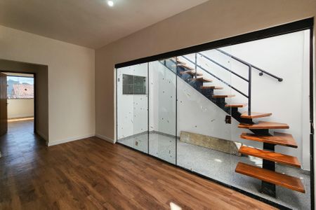 Casa à venda com 247m², 3 quartos e 5 vagas Casa à venda com 247m², 3 quartos e 5 vagasSaleta