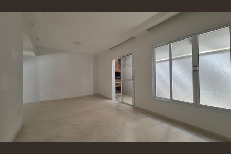 Casa de condomínio à venda com 131m², 3 quartos e 2 vagas Casa de condomínio à venda com 131m², 3 quartos e 2 vagasSala
