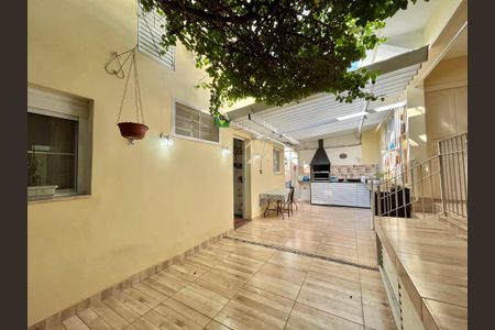 Casa à venda com 222m², 4 quartos e 3 vagas Casa à venda com 222m², 4 quartos e 3 vagasQuintal
