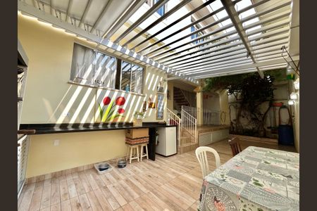 Casa à venda com 222m², 4 quartos e 3 vagas Casa à venda com 222m², 4 quartos e 3 vagasQuintal
