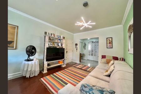 Casa à venda com 222m², 4 quartos e 3 vagas Casa à venda com 222m², 4 quartos e 3 vagasSala