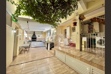 Casa à venda com 222m², 4 quartos e 3 vagas Casa à venda com 222m², 4 quartos e 3 vagasQuintal