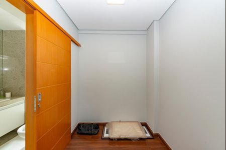 Apartamento à venda com 145m², 4 quartos e 3 vagas Apartamento à venda com 145m², 4 quartos e 3 vagasCloset da suíte