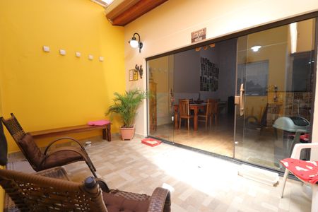 Casa à venda com 120m², 3 quartos e 2 vagasQuintal