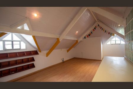 Casa à venda com 251m², 5 quartos e 4 vagasSotão