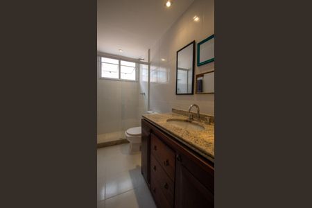 Casa à venda com 251m², 5 quartos e 4 vagasBanheiro Social