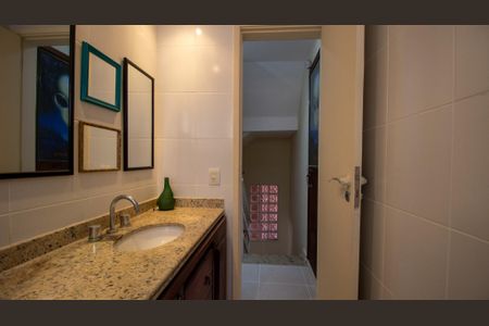 Casa à venda com 251m², 5 quartos e 4 vagasBanheiro Social