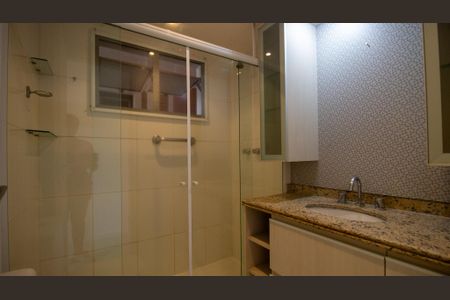 Casa à venda com 251m², 5 quartos e 4 vagasBanheiro da Suíte 2