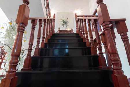 Casa para alugar com 500m², 4 quartos e 4 vagas Casa para alugar com 500m², 4 quartos e 4 vagasEscada