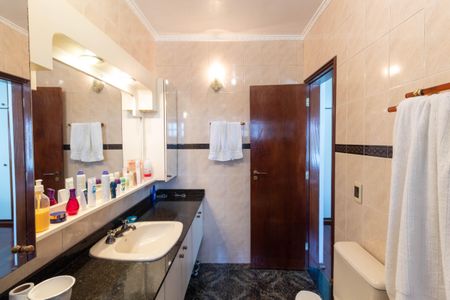 Casa para alugar com 500m², 4 quartos e 4 vagas Casa para alugar com 500m², 4 quartos e 4 vagasBanheiro da Suíte 1