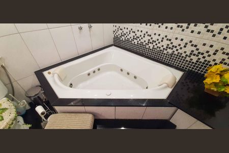 Casa à venda com 177m², 4 quartos e 2 vagas Casa à venda com 177m², 4 quartos e 2 vagasBanheiro da Suíte