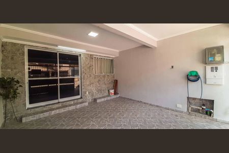 Casa à venda com 177m², 4 quartos e 2 vagas Casa à venda com 177m², 4 quartos e 2 vagasGaragem