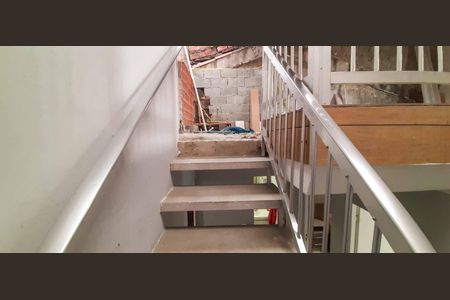 Casa à venda com 177m², 4 quartos e 2 vagas Casa à venda com 177m², 4 quartos e 2 vagasEscada Para área Superior da casa