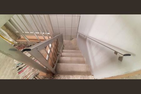 Casa à venda com 177m², 4 quartos e 2 vagas Casa à venda com 177m², 4 quartos e 2 vagasEscada Para área Superior da casa