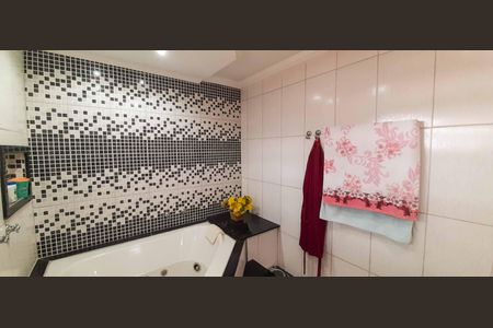 Casa à venda com 177m², 4 quartos e 2 vagas Casa à venda com 177m², 4 quartos e 2 vagasBanheiro da Suíte