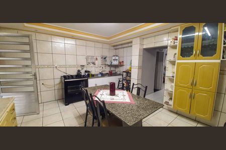 Casa à venda com 177m², 4 quartos e 2 vagas Casa à venda com 177m², 4 quartos e 2 vagasCozinha