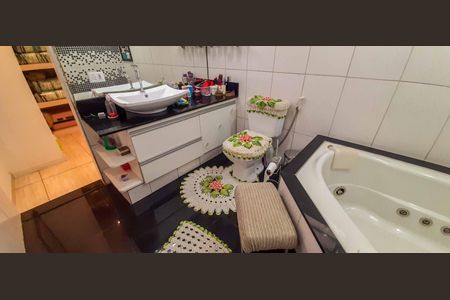 Casa à venda com 177m², 4 quartos e 2 vagas Casa à venda com 177m², 4 quartos e 2 vagasBanheiro da Suíte