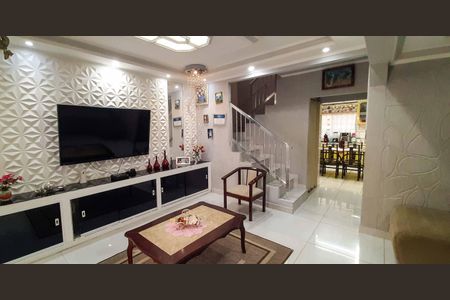 Casa à venda com 177m², 4 quartos e 2 vagas Casa à venda com 177m², 4 quartos e 2 vagasSala