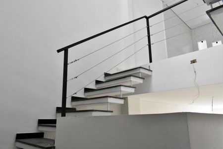 Casa à venda com 160m², 3 quartos e 2 vagas Casa à venda com 160m², 3 quartos e 2 vagasEscadas