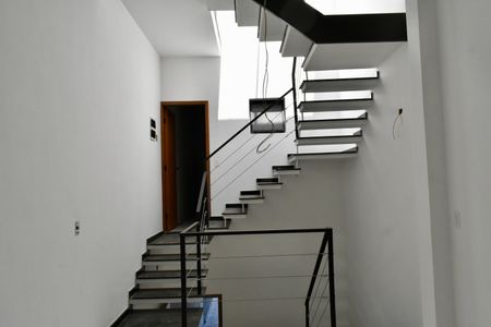Casa à venda com 160m², 3 quartos e 2 vagas Casa à venda com 160m², 3 quartos e 2 vagasEscadas