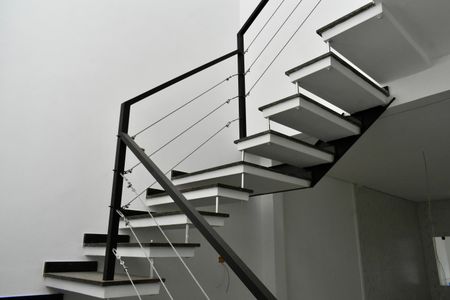 Casa à venda com 160m², 3 quartos e 2 vagas Casa à venda com 160m², 3 quartos e 2 vagasEscada