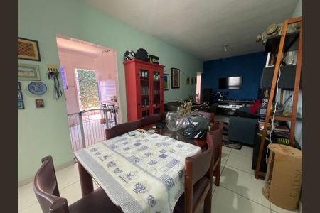 Casa à venda com 140m², 3 quartos e 2 vagas Casa à venda com 140m², 3 quartos e 2 vagasSala