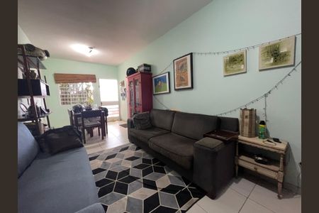 Casa à venda com 140m², 3 quartos e 2 vagas Casa à venda com 140m², 3 quartos e 2 vagasSala