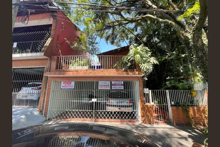 Casa à venda com 140m², 3 quartos e 2 vagas Casa à venda com 140m², 3 quartos e 2 vagasFachada