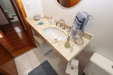 Casa de condomínio à venda com 181m², 3 quartos e 2 vagasBanheiro Social