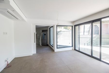 Casa de condomínio à venda com 598m², 4 quartos e 4 vagas Casa de condomínio à venda com 598m², 4 quartos e 4 vagasSala de Jantar