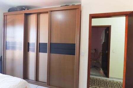 Casa à venda com 179m², 3 quartos e 3 vagasSuíte