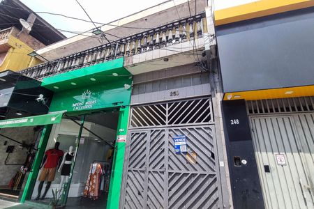 Casa à venda com 195m², 3 quartos e 2 vagas Casa à venda com 195m², 3 quartos e 2 vagasFachada