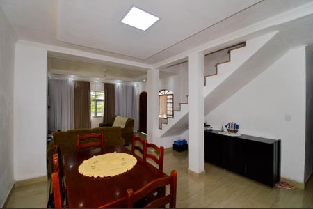 Casa à venda com 160m², 2 quartos e 6 vagasSala