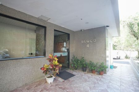 Apartamento à venda com 49m², 2 quartos e sem vaga Apartamento à venda com 49m², 2 quartos e sem vagaFachada e portaria