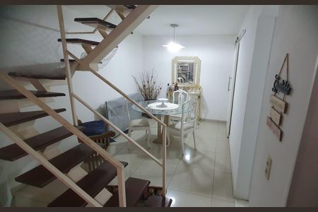 Casa de condomínio à venda com 100m², 3 quartos e 1 vagaEscada 