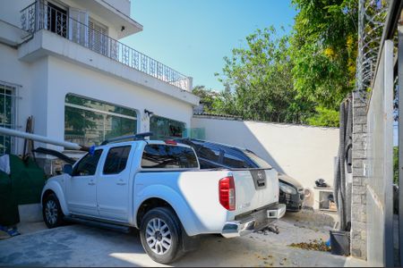 Casa à venda com 300m², 4 quartos e 6 vagas Casa à venda com 300m², 4 quartos e 6 vagasGaragem