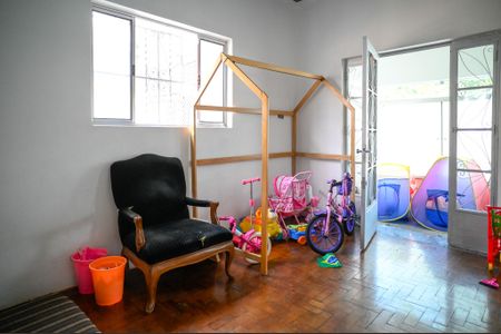 Casa à venda com 300m², 4 quartos e 6 vagas Casa à venda com 300m², 4 quartos e 6 vagasSala