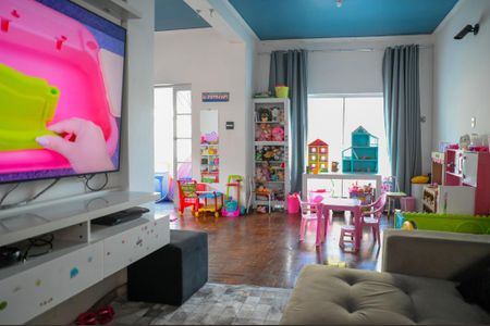 Casa à venda com 300m², 4 quartos e 6 vagas Casa à venda com 300m², 4 quartos e 6 vagasSala