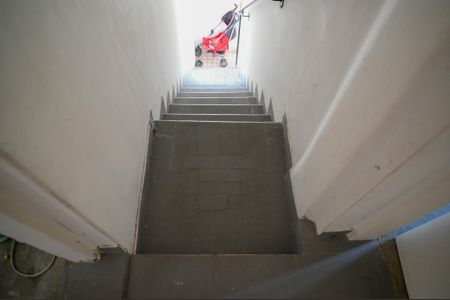 Casa à venda com 300m², 4 quartos e 6 vagas Casa à venda com 300m², 4 quartos e 6 vagasEscada