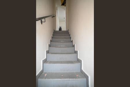 Casa à venda com 300m², 4 quartos e 6 vagas Casa à venda com 300m², 4 quartos e 6 vagasEscada