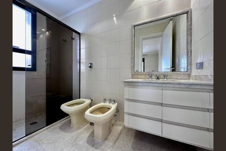 Apartamento à venda com 216m², 3 quartos e 3 vagas Apartamento à venda com 216m², 3 quartos e 3 vagasBanheiro da Suíte 1