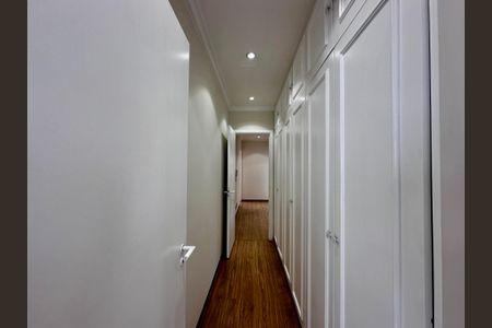 Apartamento à venda com 216m², 3 quartos e 3 vagas Apartamento à venda com 216m², 3 quartos e 3 vagasCorredor De Serviço