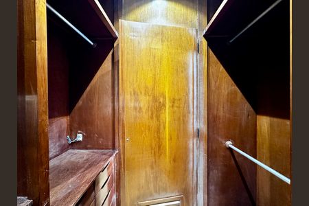 Apartamento à venda com 216m², 3 quartos e 3 vagas Apartamento à venda com 216m², 3 quartos e 3 vagasCloset da Suíte 3