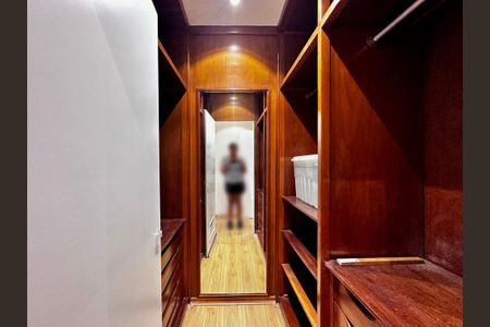 Apartamento à venda com 216m², 3 quartos e 3 vagas Apartamento à venda com 216m², 3 quartos e 3 vagasCloset da Suíte 3
