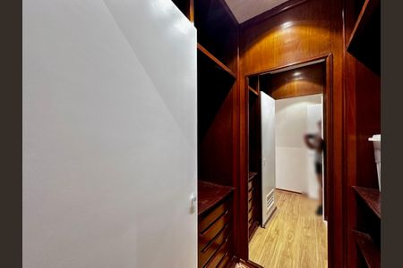 Apartamento à venda com 216m², 3 quartos e 3 vagas Apartamento à venda com 216m², 3 quartos e 3 vagasCloset da Suíte 3