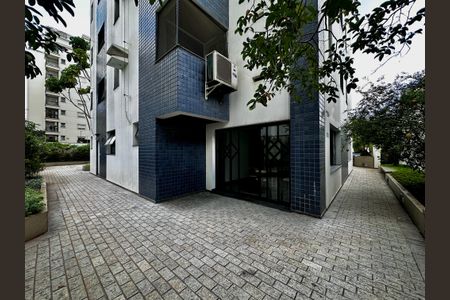 Apartamento à venda com 216m², 3 quartos e 3 vagas Apartamento à venda com 216m², 3 quartos e 3 vagasÁrea Comum - Área externa